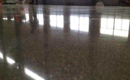 固化劑地坪和水磨石的性能特點(diǎn)各是什么？